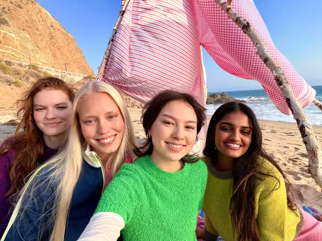 apple iphone 17 group selfie photography 250909 68c0728f5c019